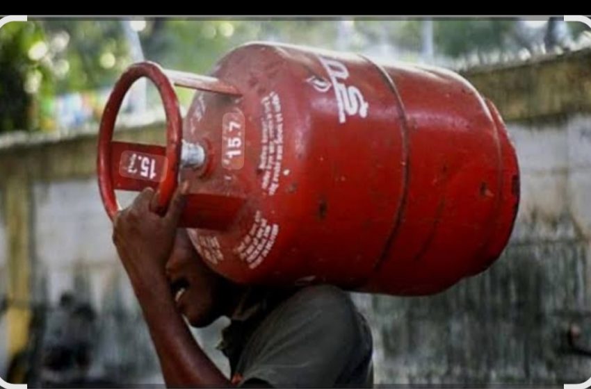  बजट से पहले महंगाई का झटका, एलपीजी गैस सिलेंडरों की कीमतों में वृद्धि