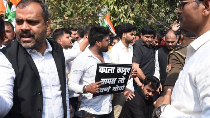  यूजीसी रेगुलेशन के विरोध में सवर्ण मोर्चा का हंगामा, बैरिकेडिंग पर चढ़े