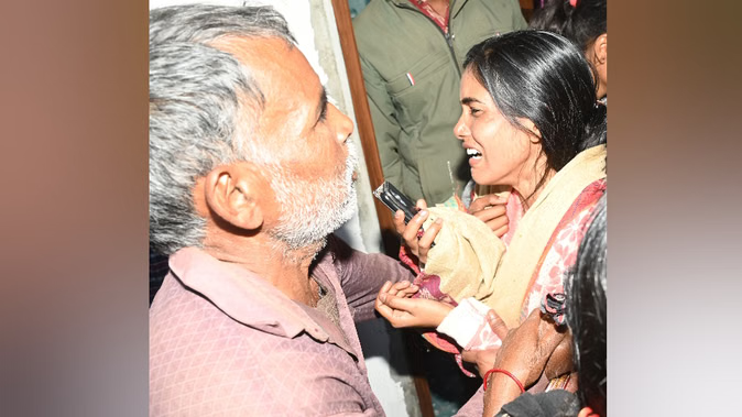  पापा,मम्मी और भइया के शव देख बिलख पड़ी बेटी, सिसककर बोली…एक बार तो उठ जाओ..’