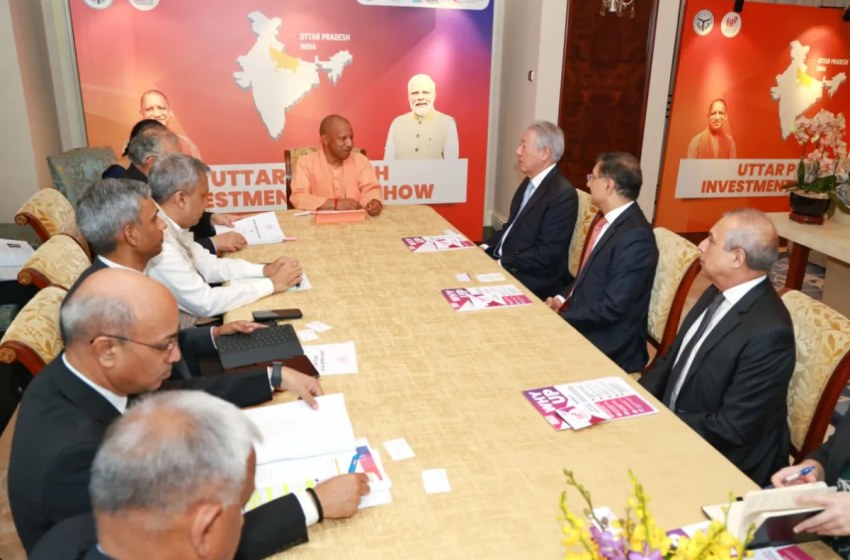  मुख्यमंत्री योगी पहुंचे सिंगापुर, टेमासेक के चेयरमैन से की मुलाकात