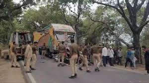  कानपुर-सागर हाईवे पर दर्दनाक हादसे में पांच महिलाओं की मौत महोबा। 