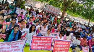  सहायक शिक्षक भर्ती मामला: डिप्टी सीएम केशव मौर्य के आवास पर अभ्यार्थियों का प्रदर्शन