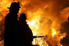  हनुमान मंदिर के पास बिल्डिंग में लगी आग में दो बच्चे झुलसे