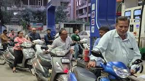  पेट्रोल-डीजल का संकट अब खुलकर सड़कों पर दिखा, स्टाक खत्म होने का नोटिस चस्पा
