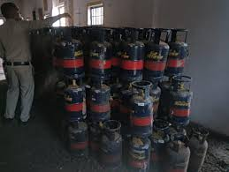  महिपालपुर में अवैध रूप से गैस सिलेंडर के भंडारण का खुलासा, गैंग के तीन सदस्य गिरफ्तार 74 सिलेंडर बरामद