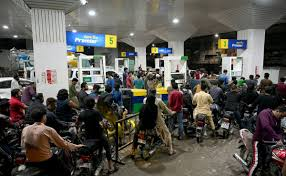  पाकिस्तान में डीजल और पेट्रोल के दाम बढ़ने पर बवाल, सरकार ने घटाई दरें