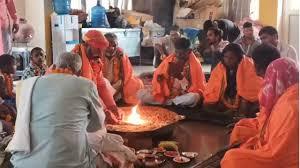  मुस्लिम परिवार ने अपनाया हिंदू धर्म, हरिद्वार में किया यज्ञोपवीत धारण