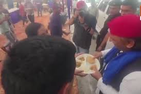  सपा अध्यक्ष अखिलेश को जब से पिलाई अपने हाथ से चाय, परेशानी में घिरा चाय होटल संचालक