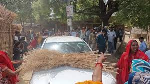  बिजली फॉल्ट ठीक करने पहुंची विद्युत विभाग की टीम पर पथराव, गाड़ी तोड़ी
