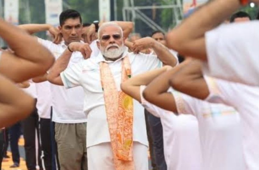  प्रधानमंत्री मोदी ने कोलकाता में किया 12वें अंतरराष्ट्रीय योग दिवस का नेतृत्व