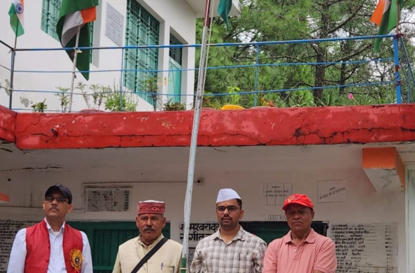  देश के अस्सीवें स्वतंत्रता दिवस के अवसर पर स्कूली छात्र-छात्राओं द्वारा निकाली गई प्रभात फेरियां